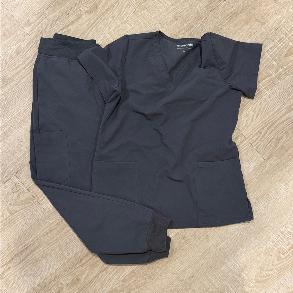 Mandala Women's dark Gray (pewter)Scrub Set